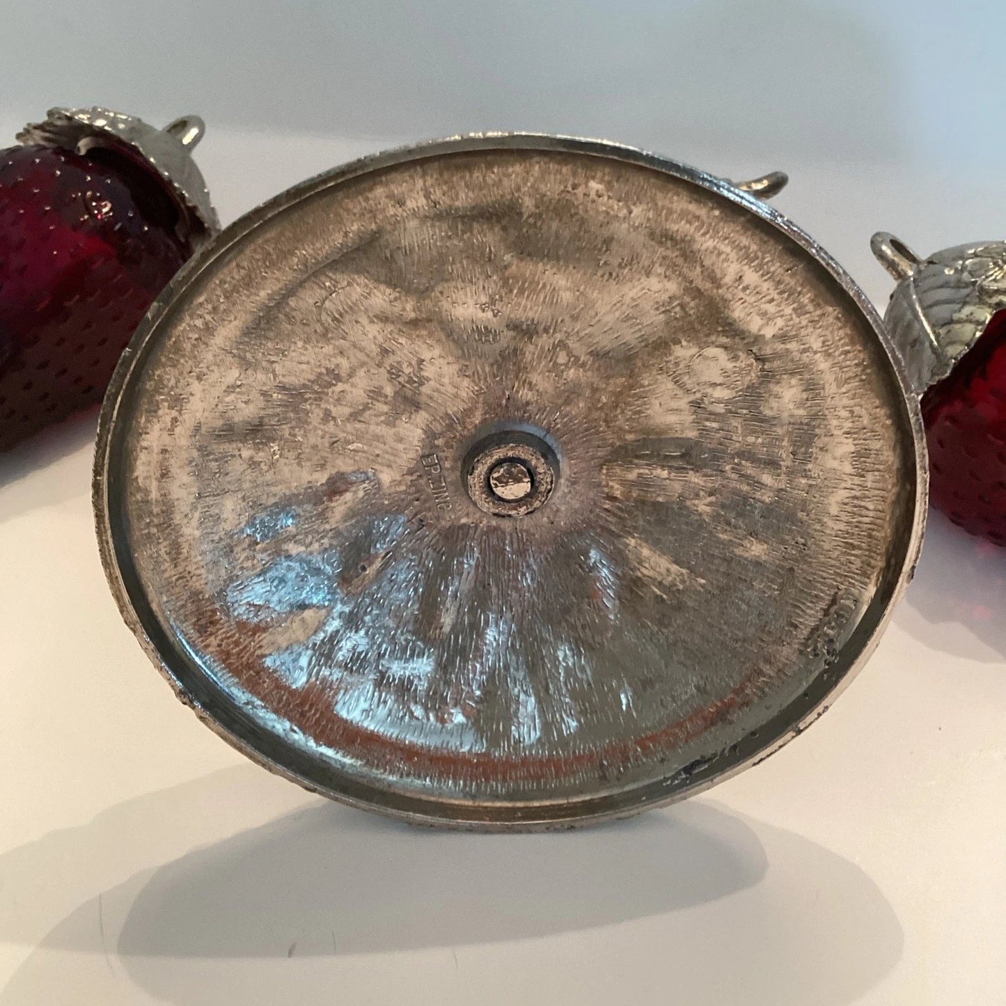 Vintage Strawberry-Shaped Salt and Pepper Shaker Set – A Charming Addition to Your Dining Table 🍓